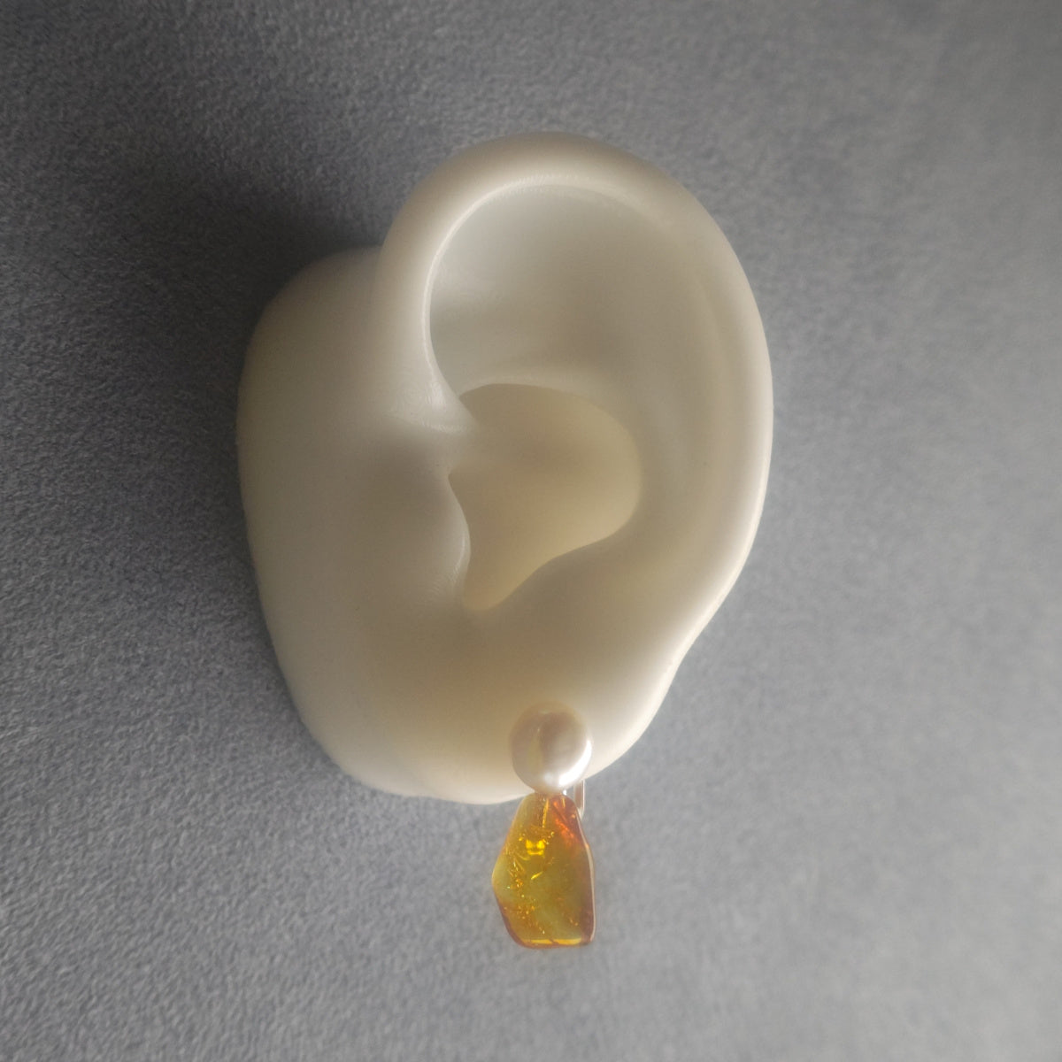 No.0070 Amber / Freshwater Pearl Clip-On Earrings